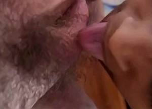 Dochter gedwongen vader zijn harige zak te likken