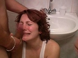 Twee rapers geven meisje een facial