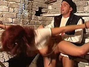 Roodharig meisje bruut verkracht