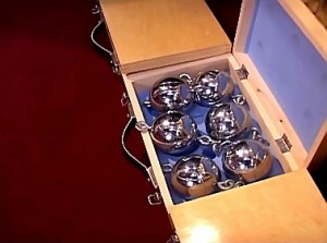 Slaaf krijgt tepel klemmen