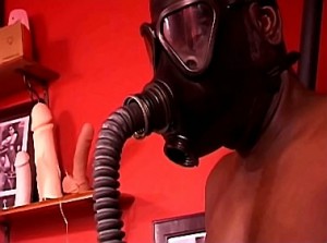 Breathplay en gasmasker training door extreme meesteres