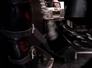 Rubber slaaf afgericht door fetish goddess